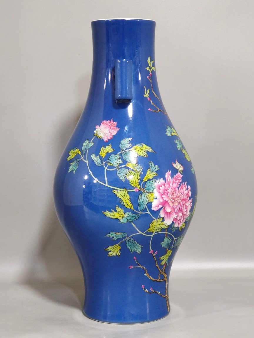 Qing Dynasty Yongzheng blue-glazed peony amphora