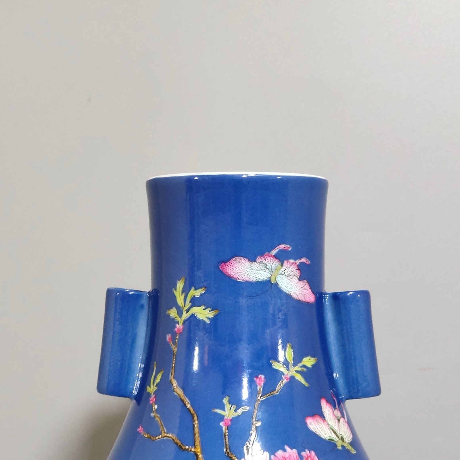 Qing Dynasty Yongzheng blue-glazed peony amphora