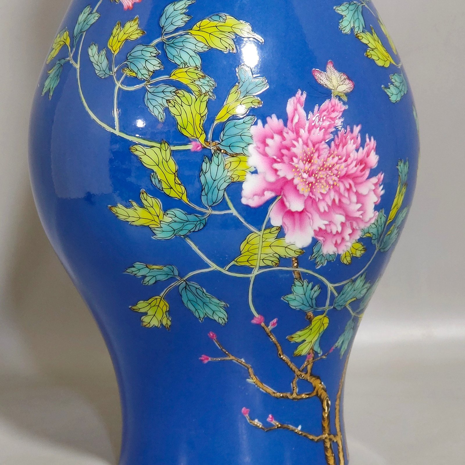 Qing Dynasty Yongzheng blue-glazed peony amphora