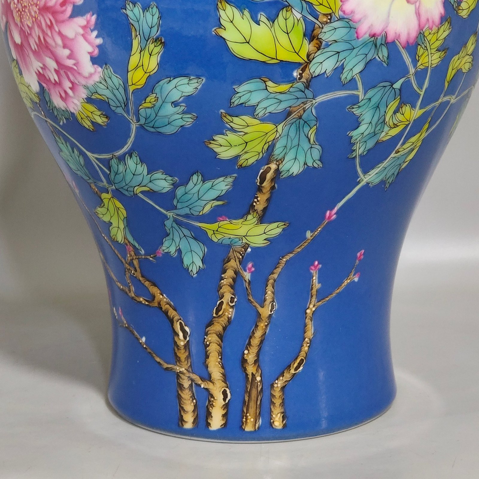 Qing Dynasty Yongzheng blue-glazed peony amphora
