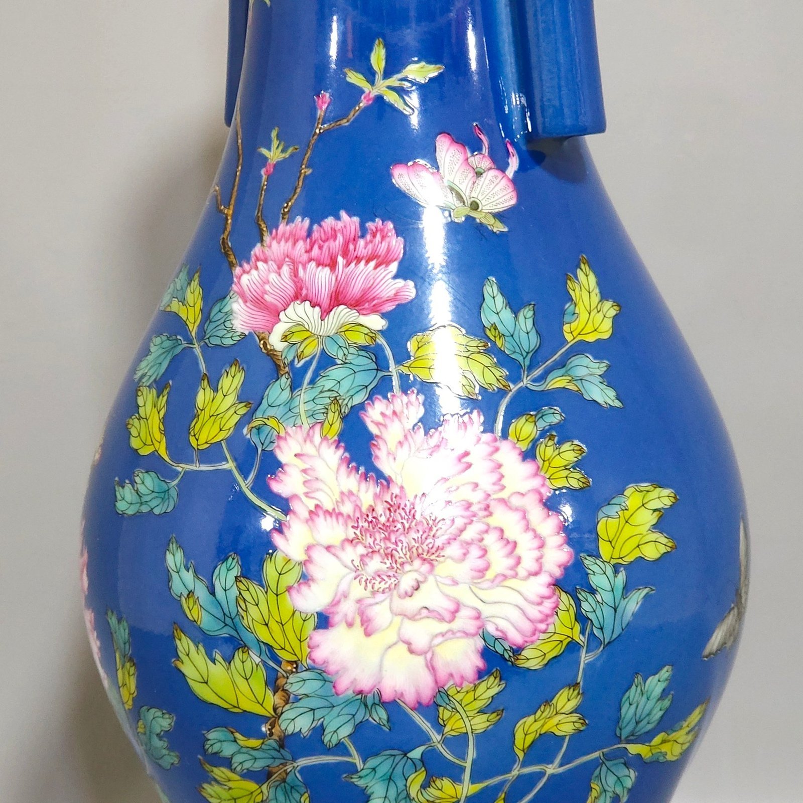 Qing Dynasty Yongzheng blue-glazed peony amphora