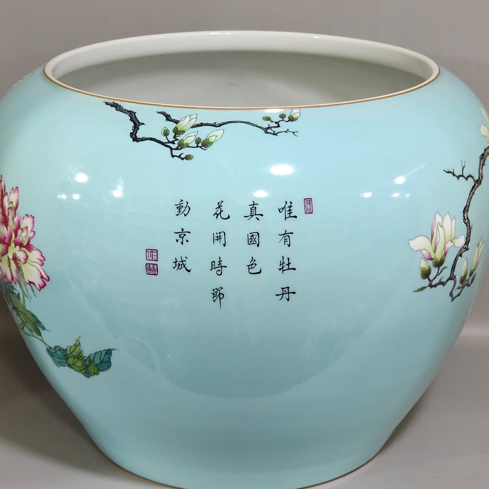 Qing Dynasty Yongzheng blue-glazed peony and apple vat