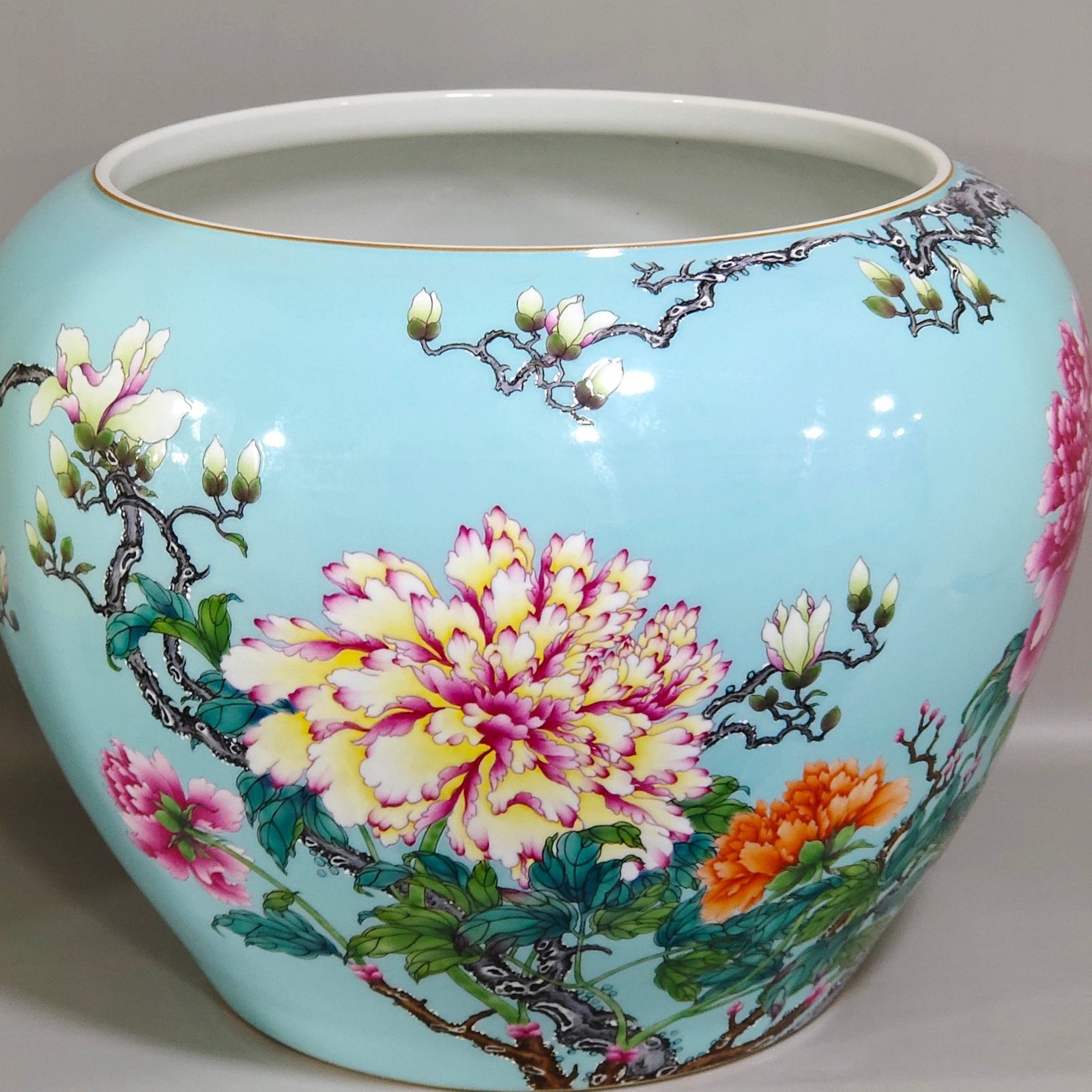 Qing Dynasty Yongzheng blue-glazed peony and apple vat