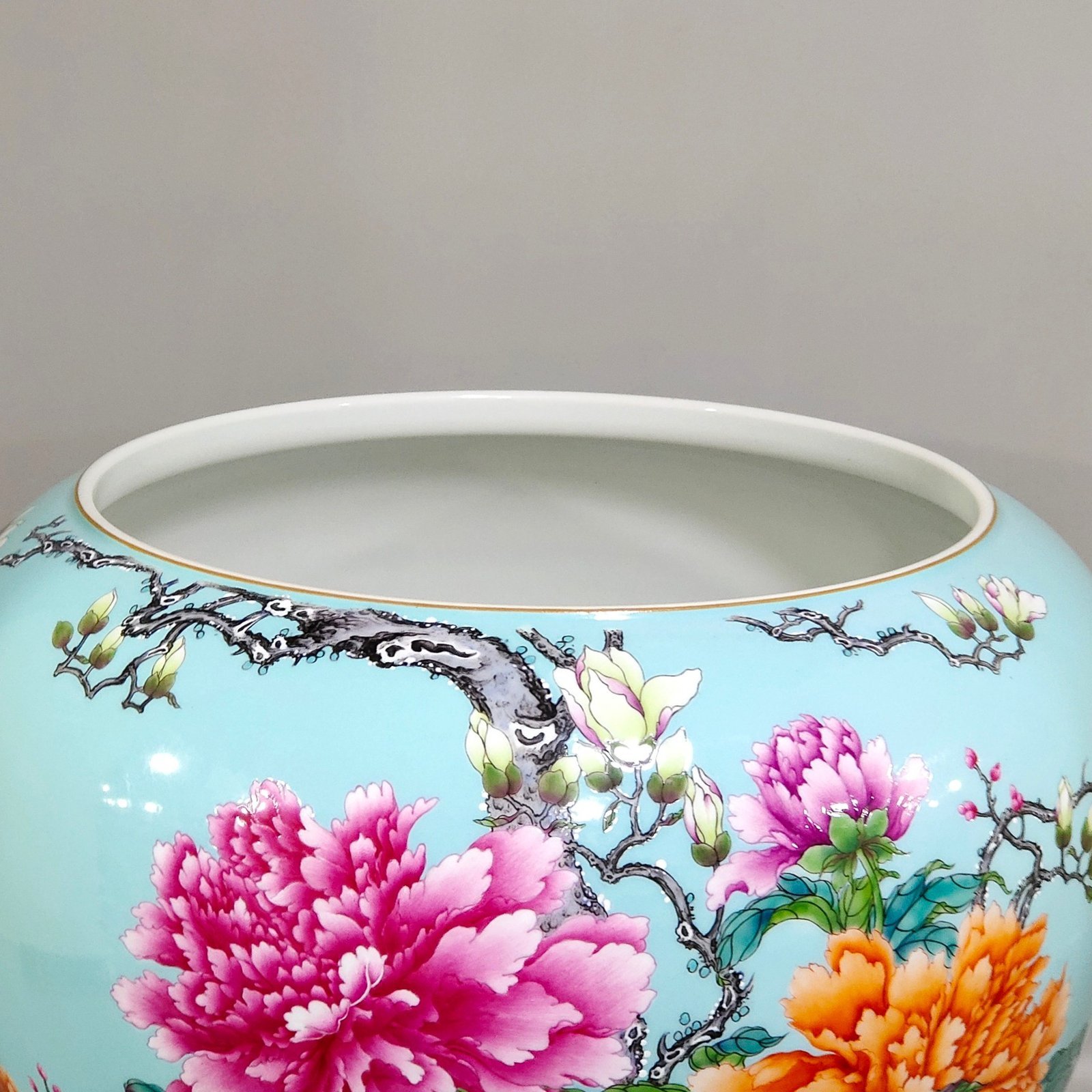 Qing Dynasty Yongzheng blue-glazed peony and apple vat