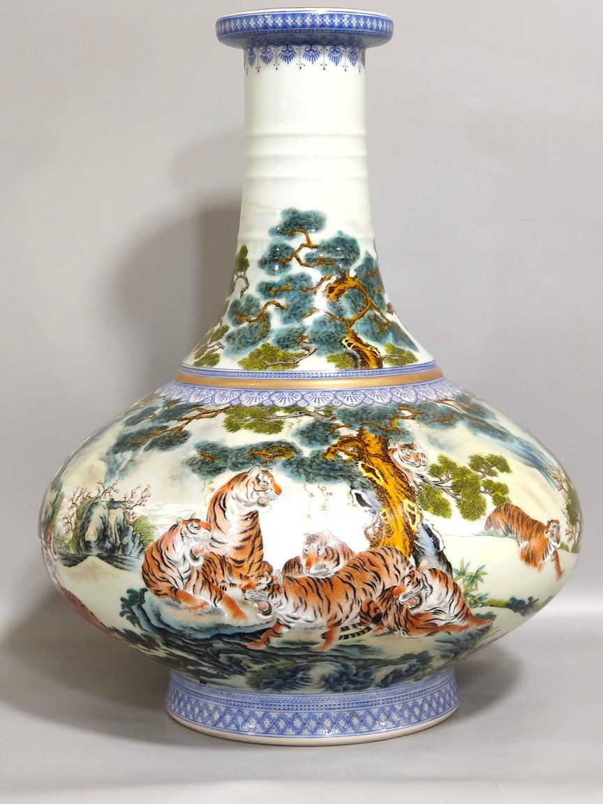 Qing Dynasty Yongzheng Huhushengwei flat belly vase