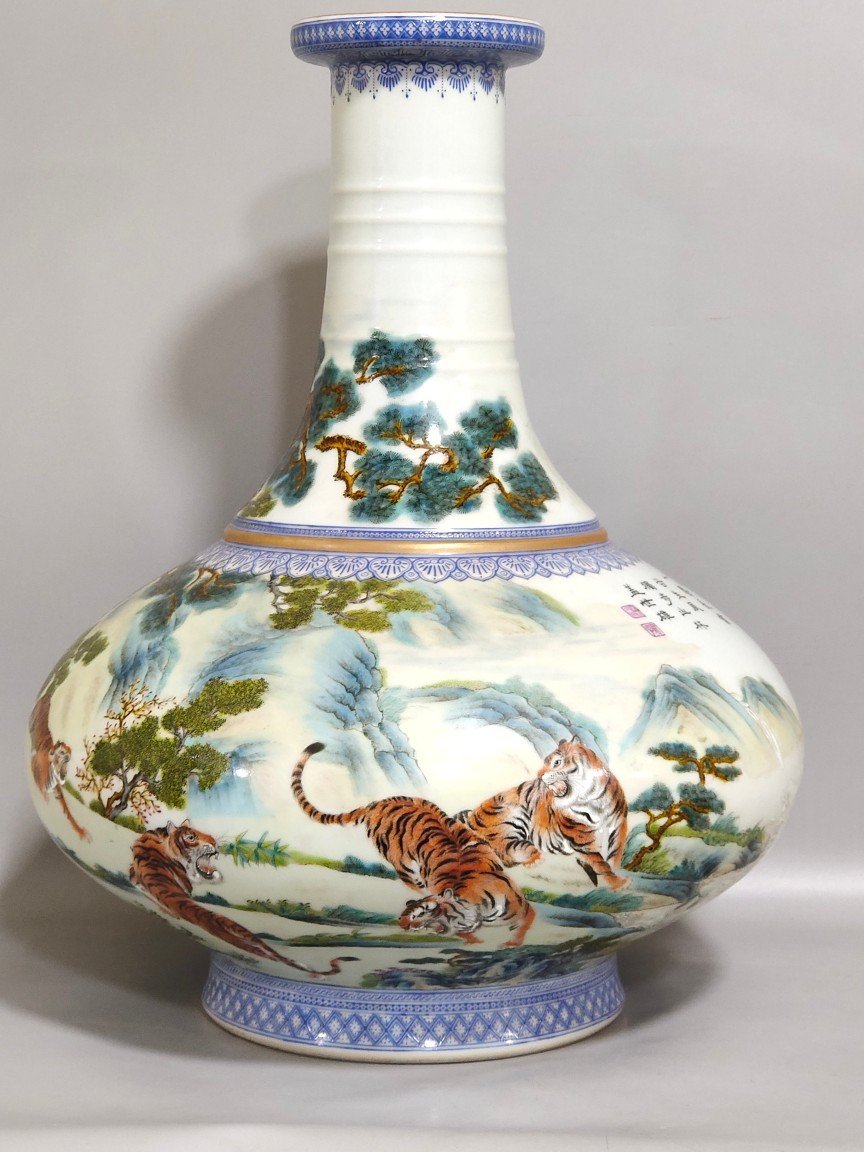 Qing Dynasty Yongzheng Huhushengwei flat belly vase