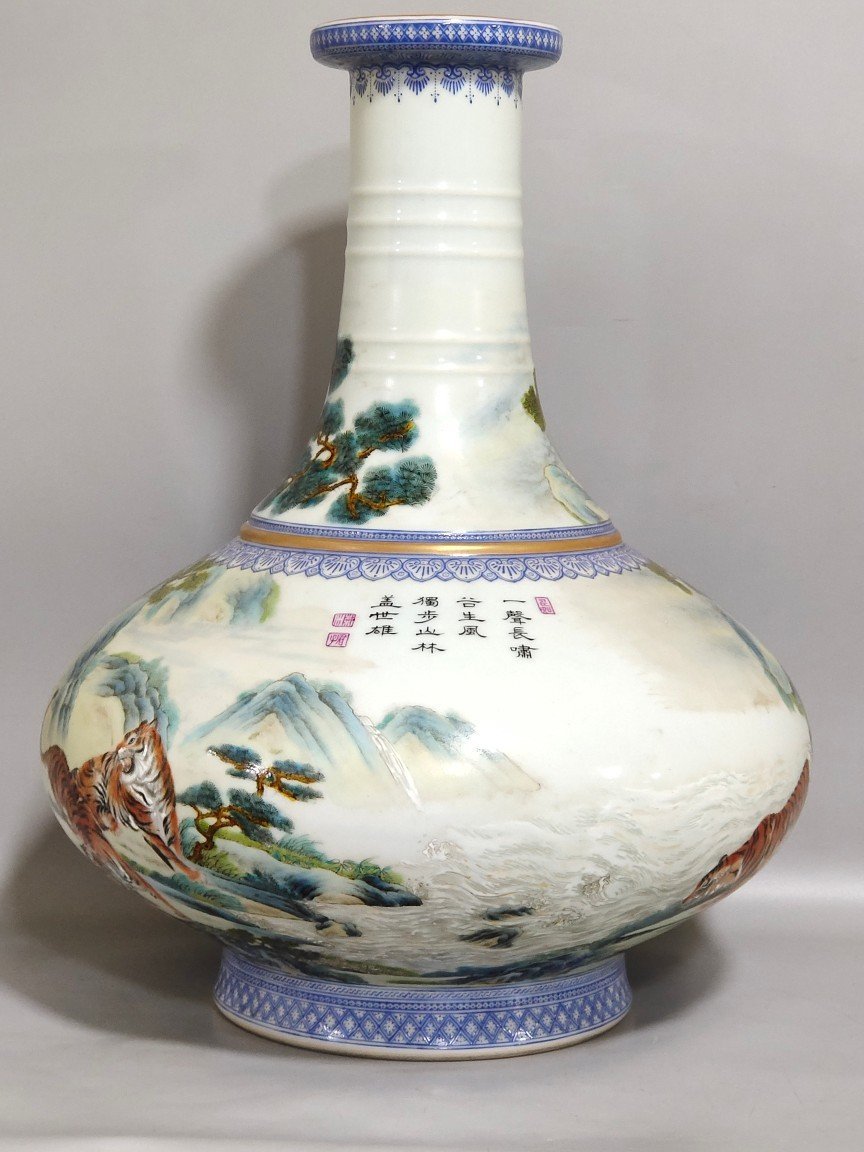 Qing Dynasty Yongzheng Huhushengwei flat belly vase