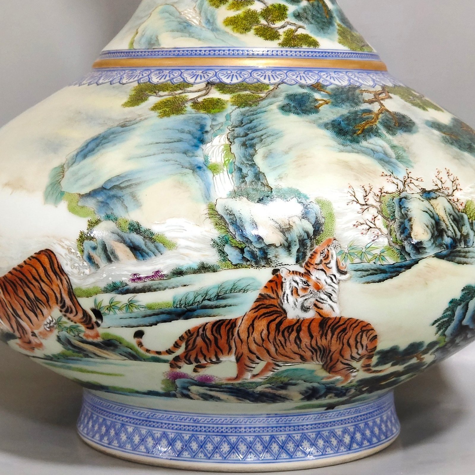 Qing Dynasty Yongzheng Huhushengwei flat belly vase
