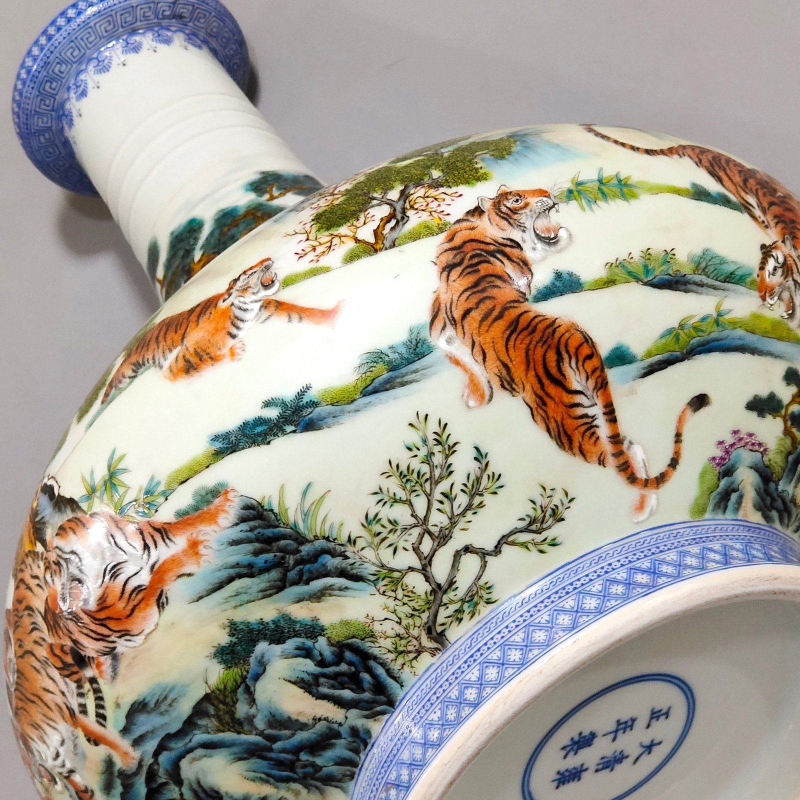 Qing Dynasty Yongzheng Huhushengwei flat belly vase