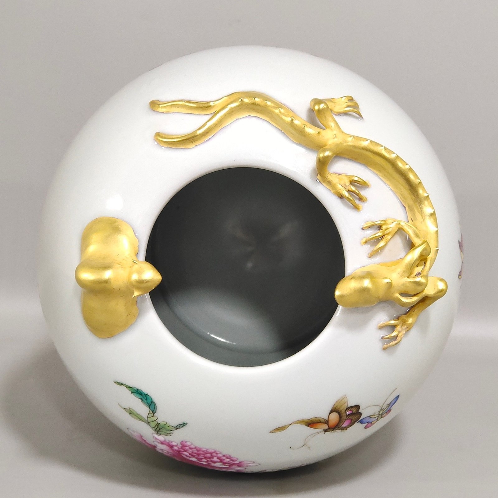 Qing Dynasty Yongzheng Poppy Panlong Jar