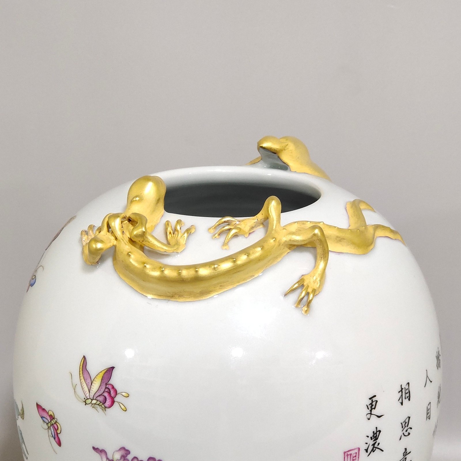 Qing Dynasty Yongzheng Poppy Panlong Jar