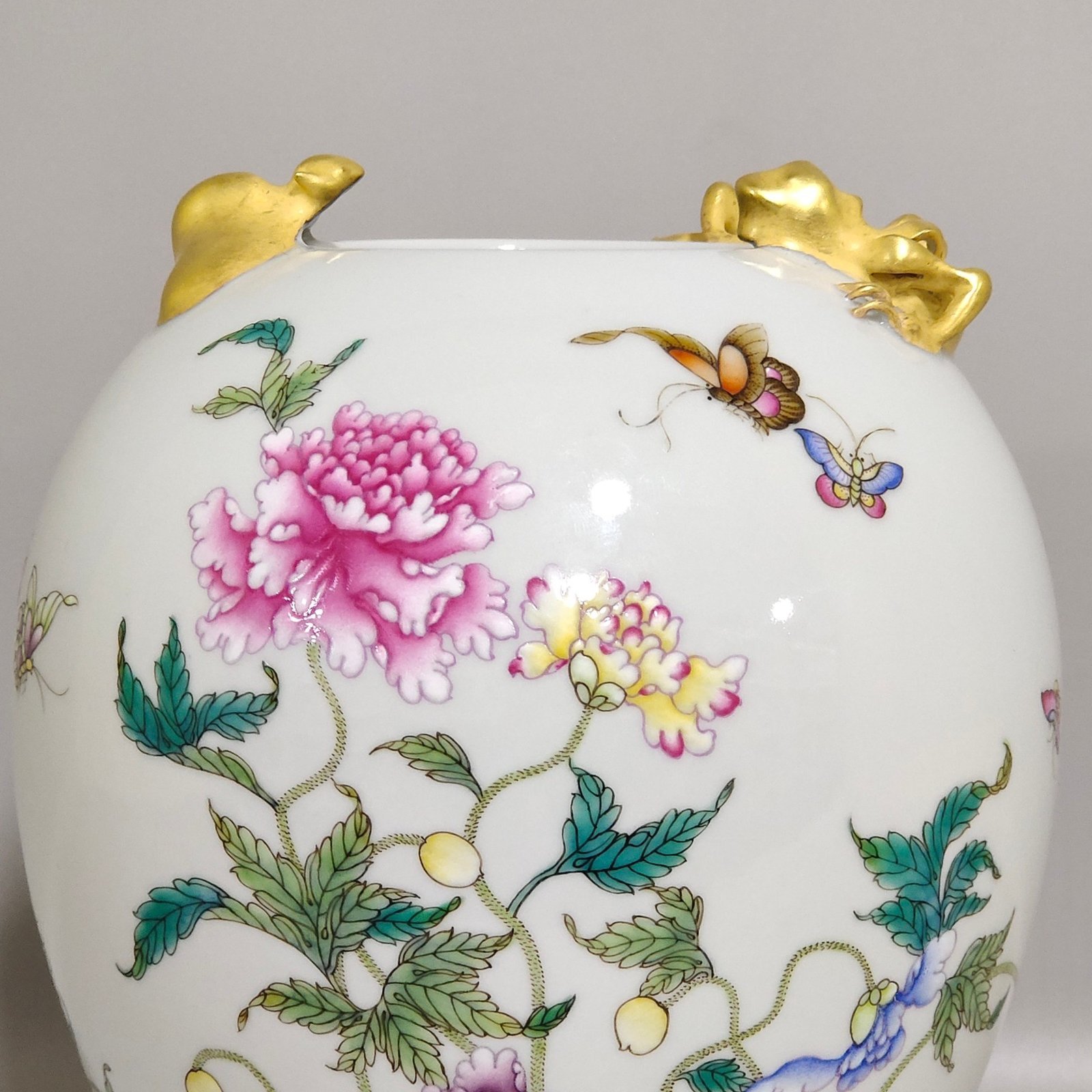 Qing Dynasty Yongzheng Poppy Panlong Jar