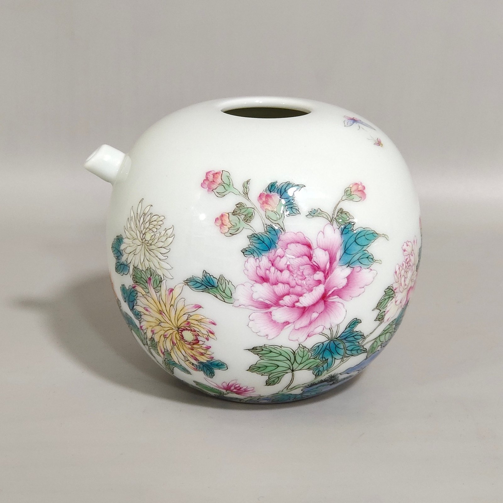 Qing Dynasty Yongzheng Butterfly flower water drop