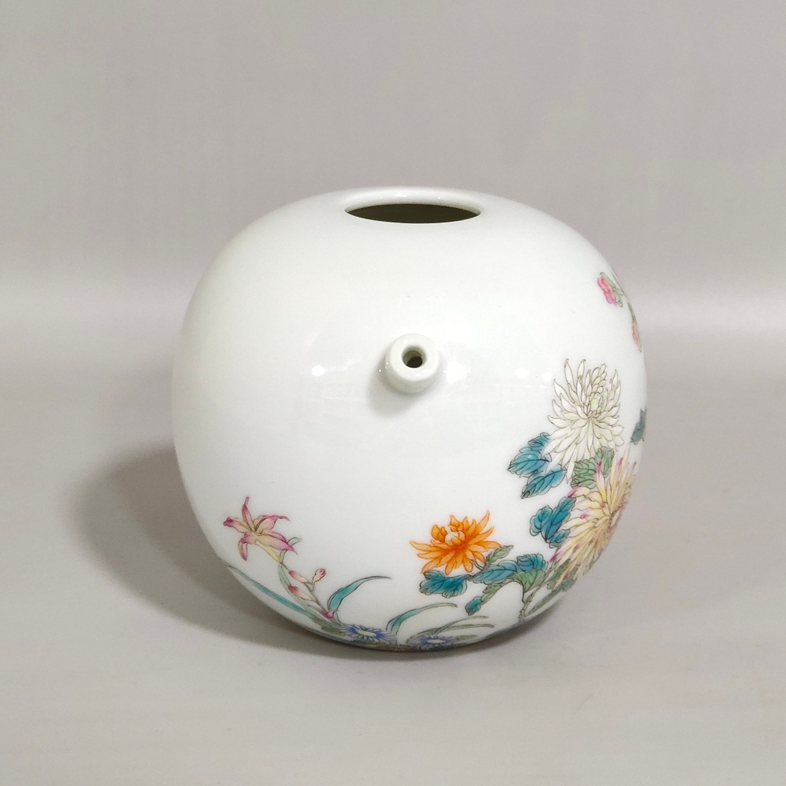 Qing Dynasty Yongzheng Butterfly flower water drop