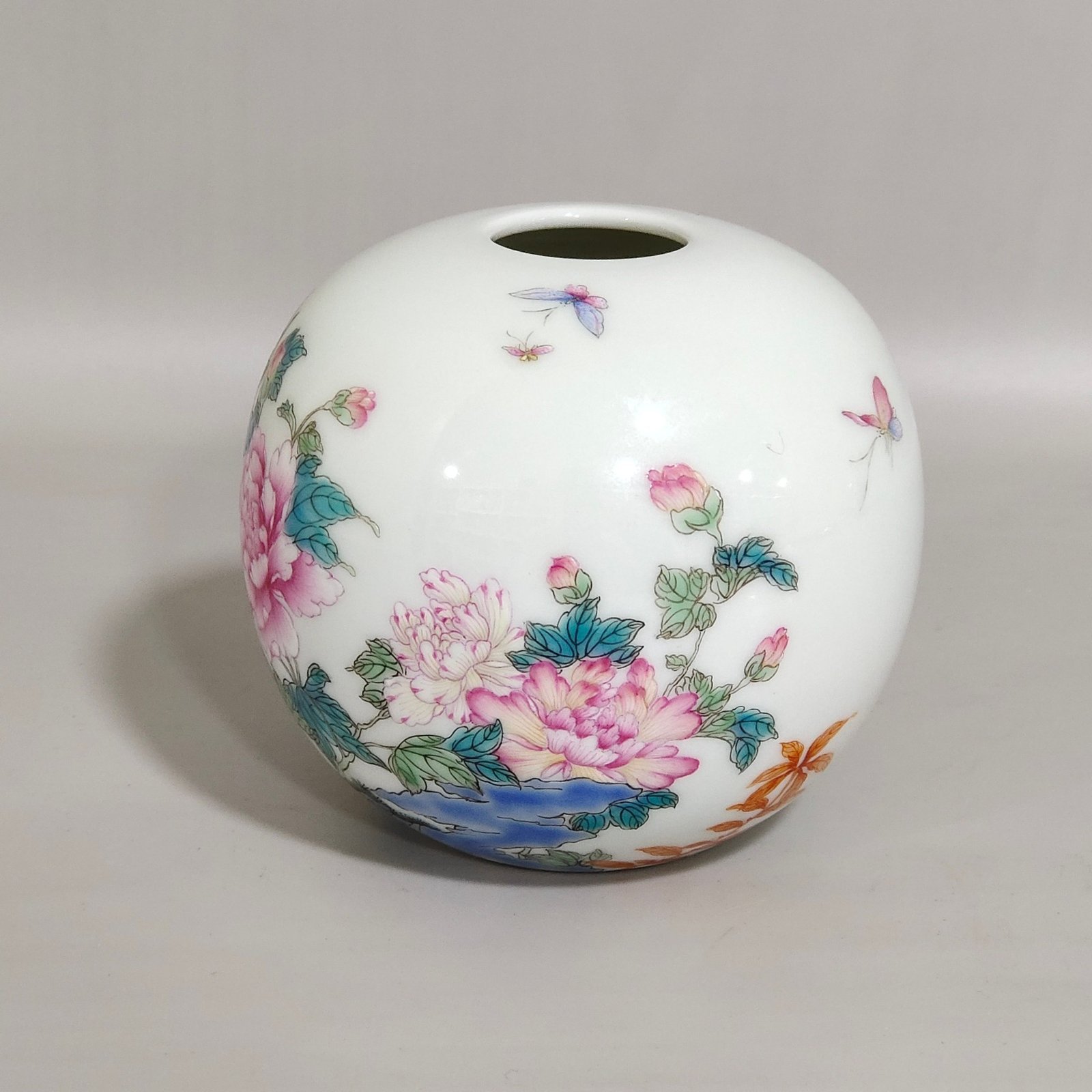Qing Dynasty Yongzheng Butterfly flower water drop