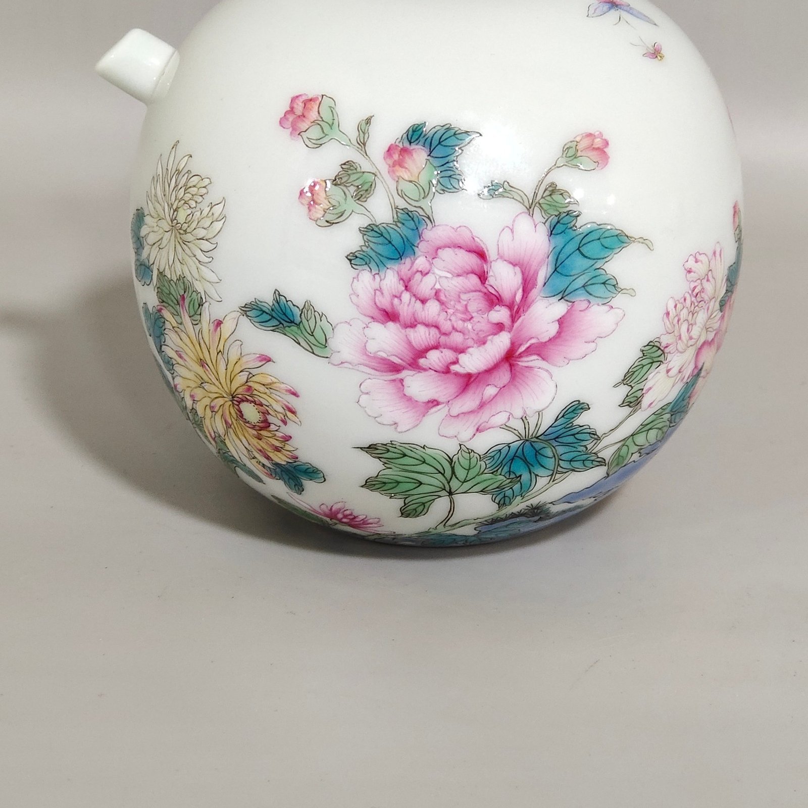 Qing Dynasty Yongzheng Butterfly flower water drop