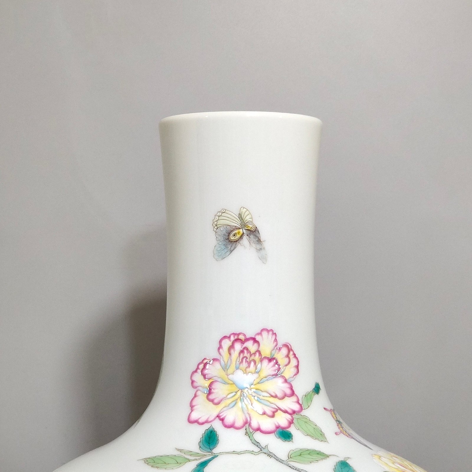 Qing Dynasty Yongzheng Dielianhua celestial vase
