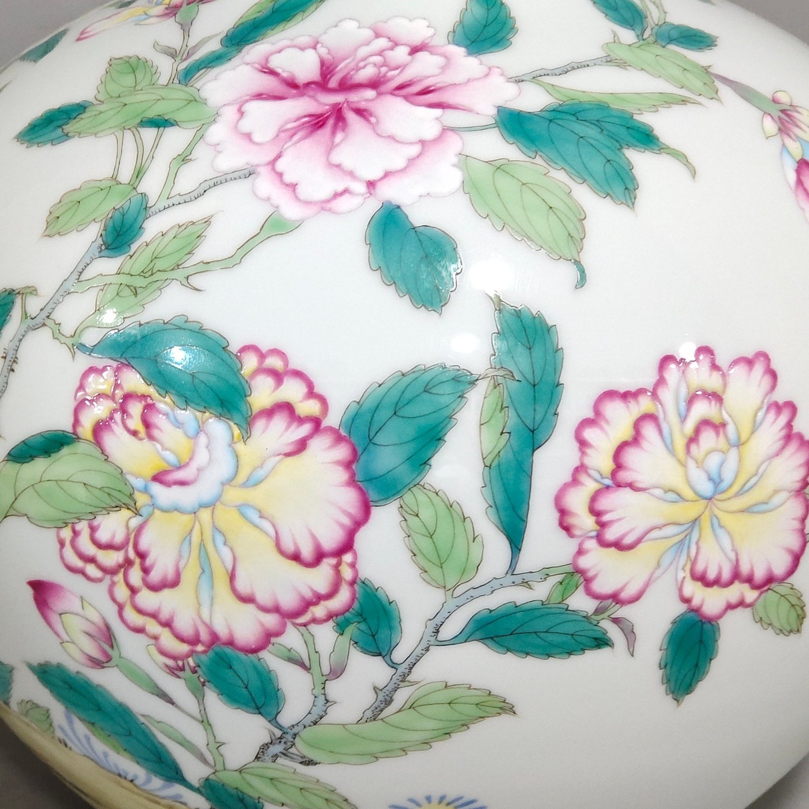 Qing Dynasty Yongzheng Dielianhua celestial vase
