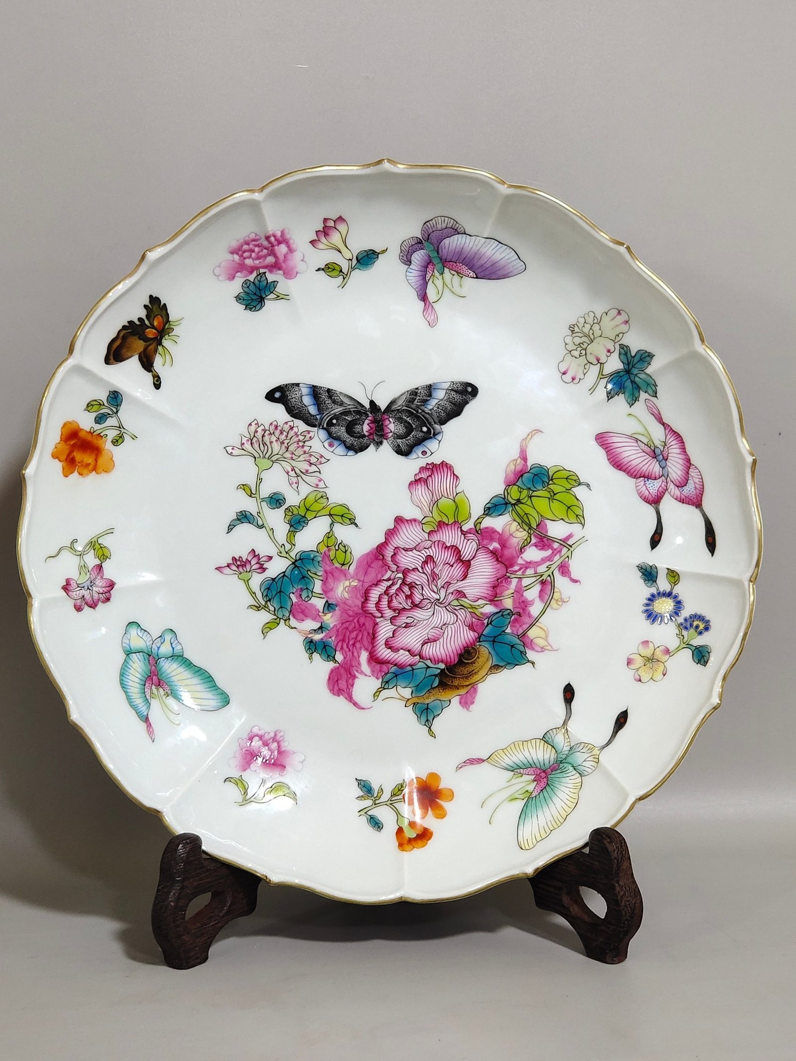 Qing Dynasty Yongzheng Butterfly Love Lotus Petal Plate