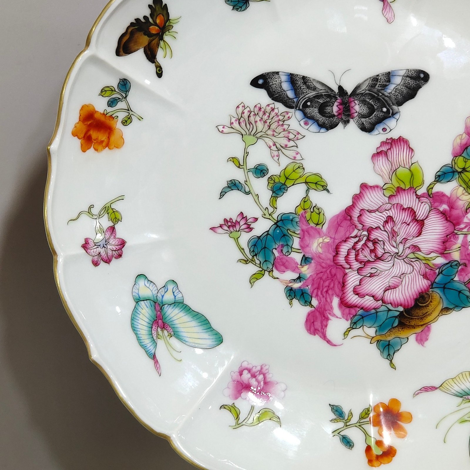 Qing Dynasty Yongzheng Butterfly Love Lotus Petal Plate
