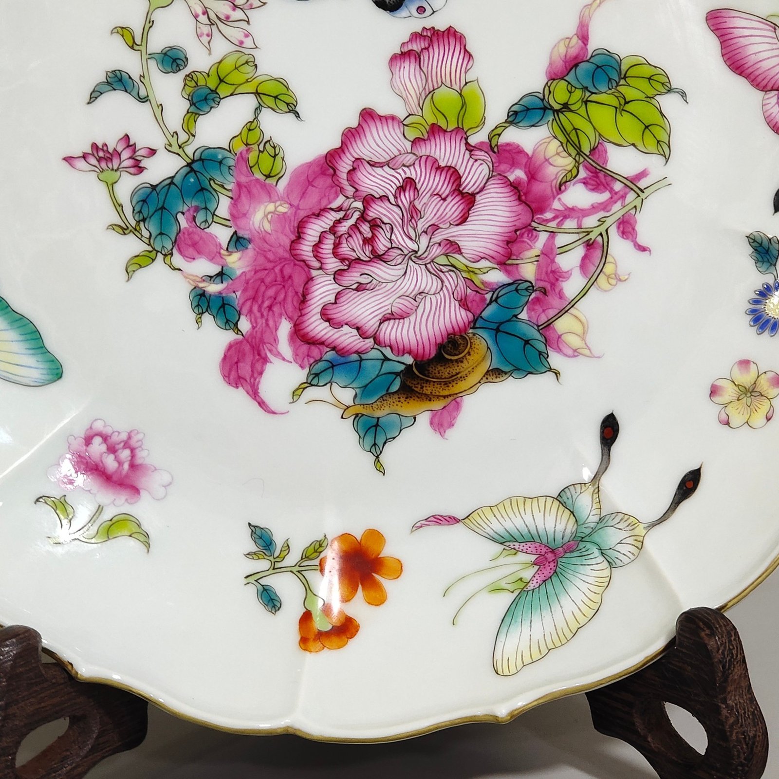 Qing Dynasty Yongzheng Butterfly Love Lotus Petal Plate