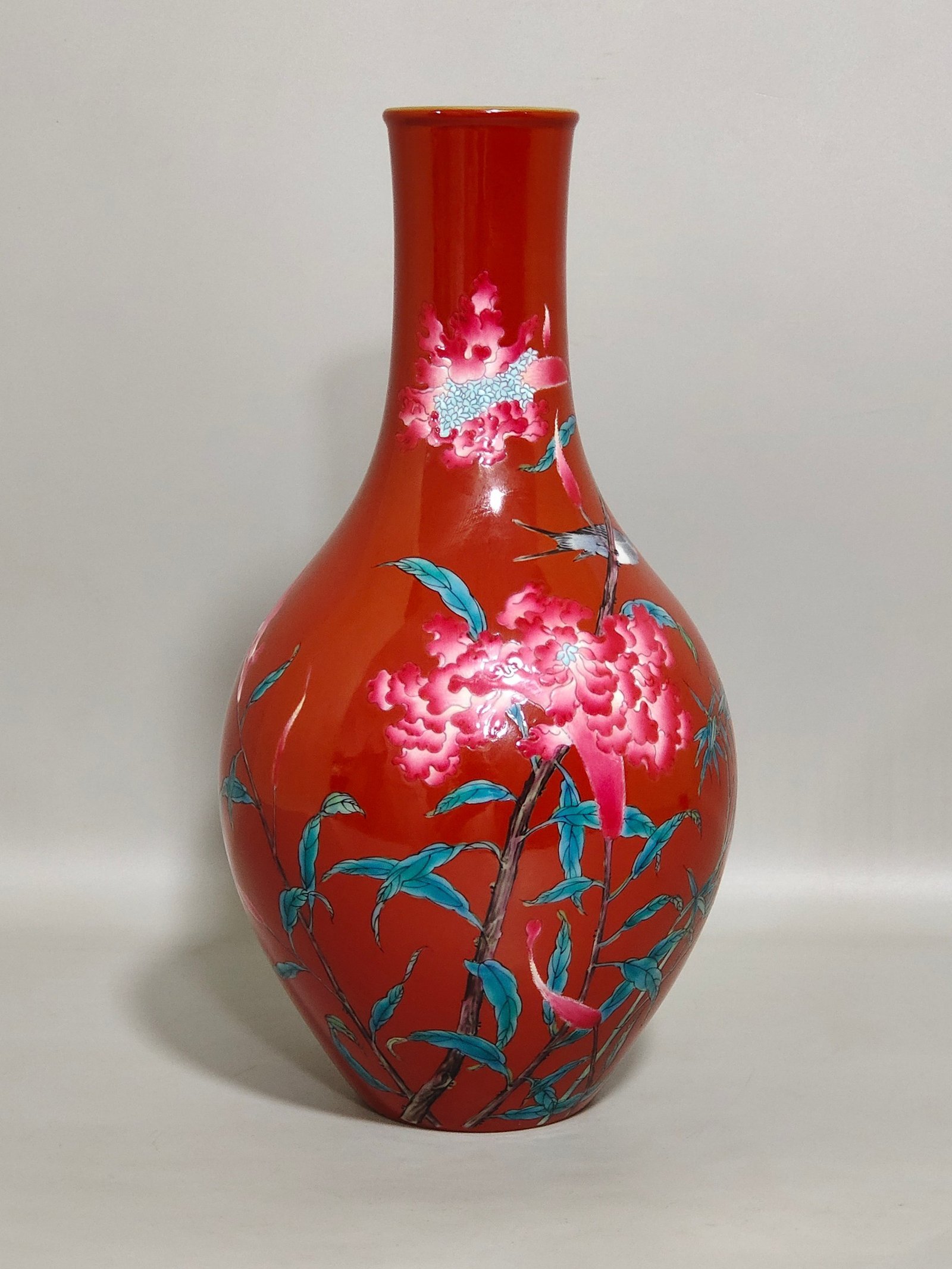 Qing Dynasty Yongzheng pepper red flower and bird poem olive vase