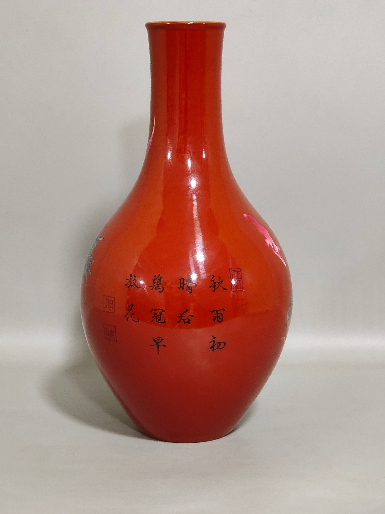 Qing Dynasty Yongzheng pepper red flower and bird poem olive vase