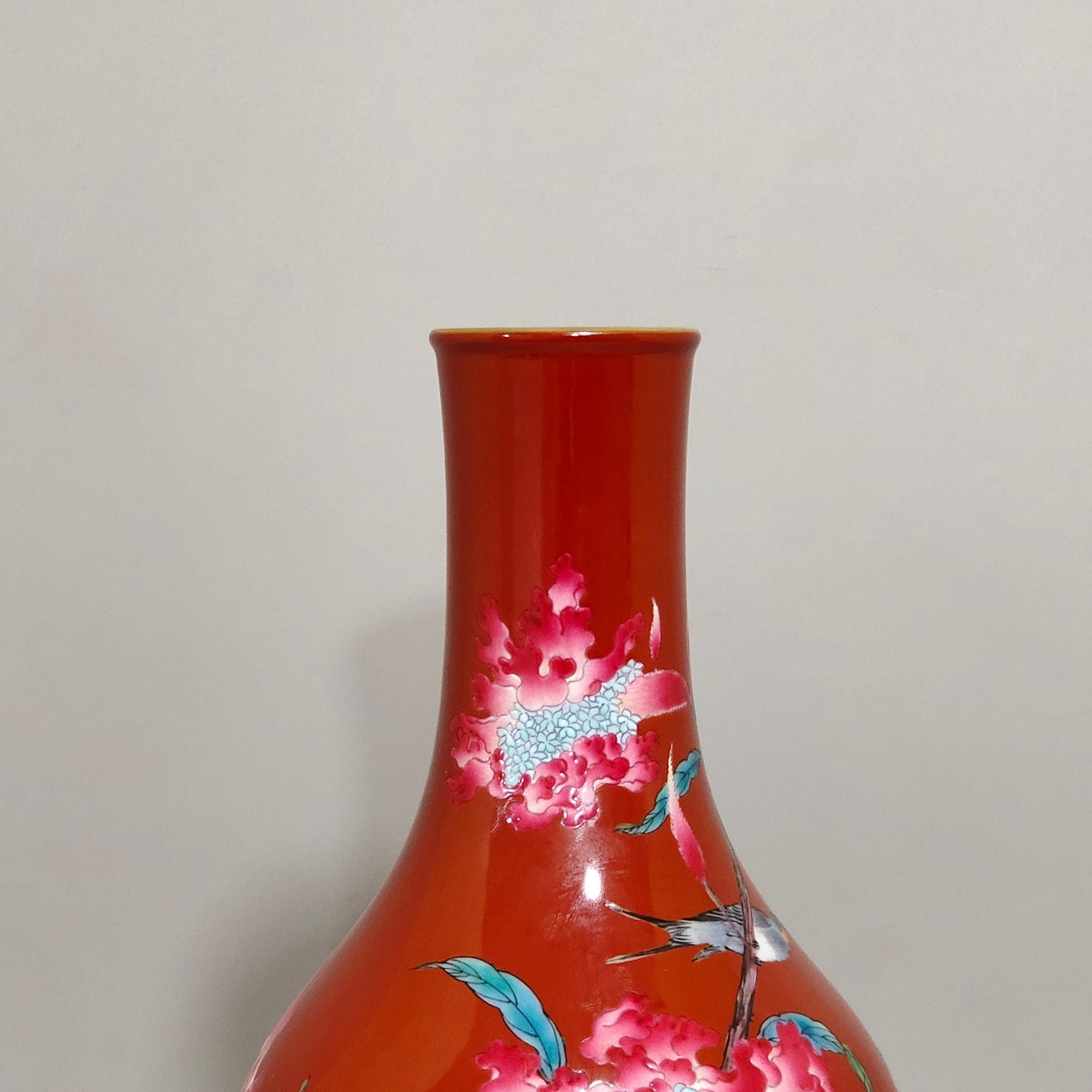 Qing Dynasty Yongzheng pepper red flower and bird poem olive vase