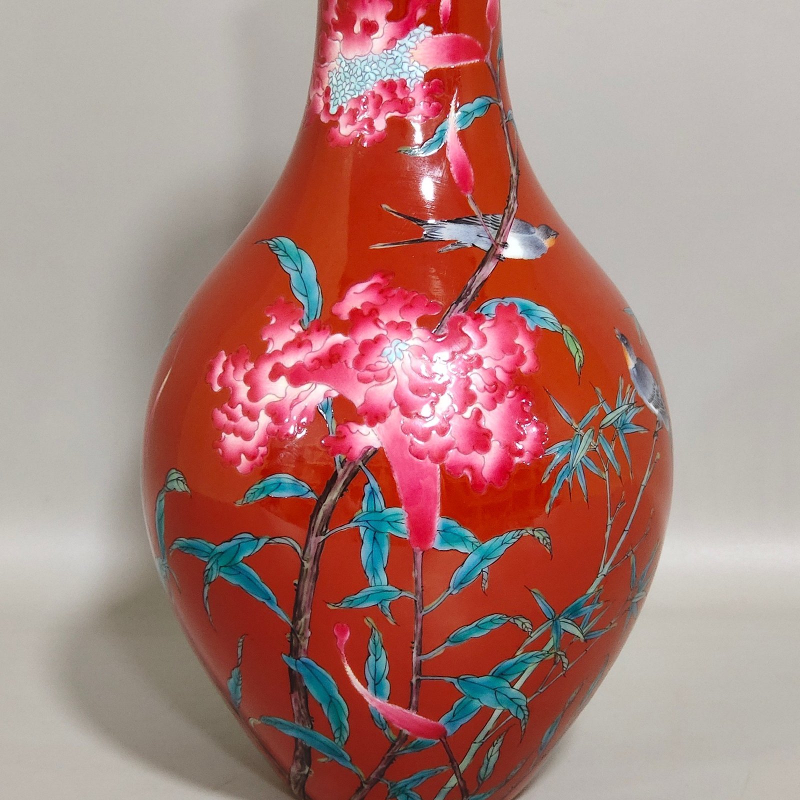 Qing Dynasty Yongzheng pepper red flower and bird poem olive vase