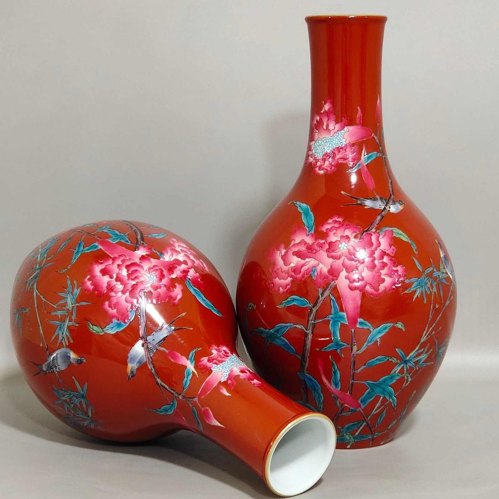 Qing Dynasty Yongzheng pepper red flower and bird poem olive vase