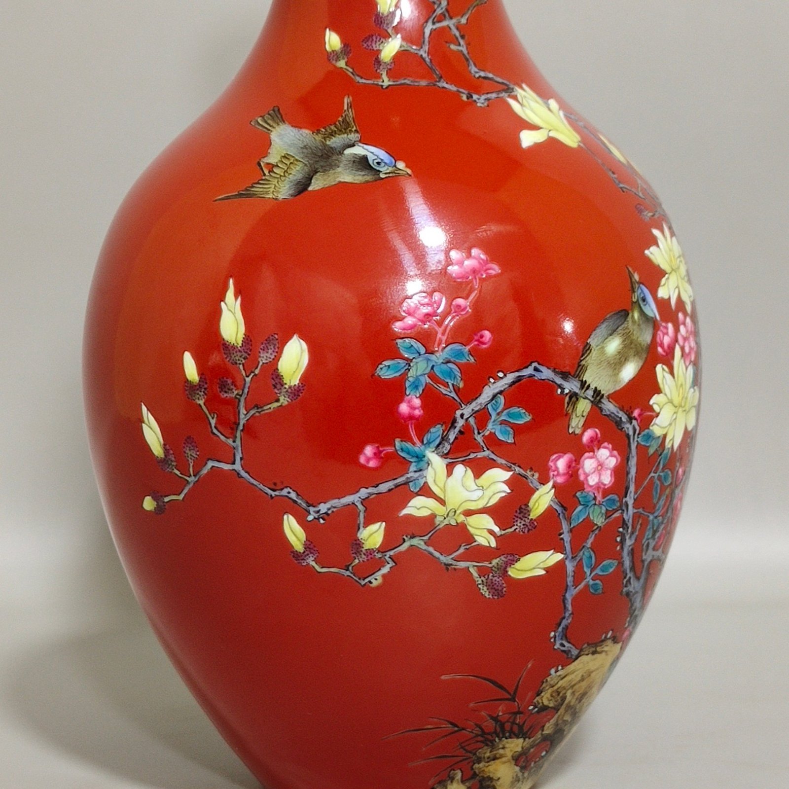 Qing Dynasty Yongzheng pepper red flower and bird poem olive vase