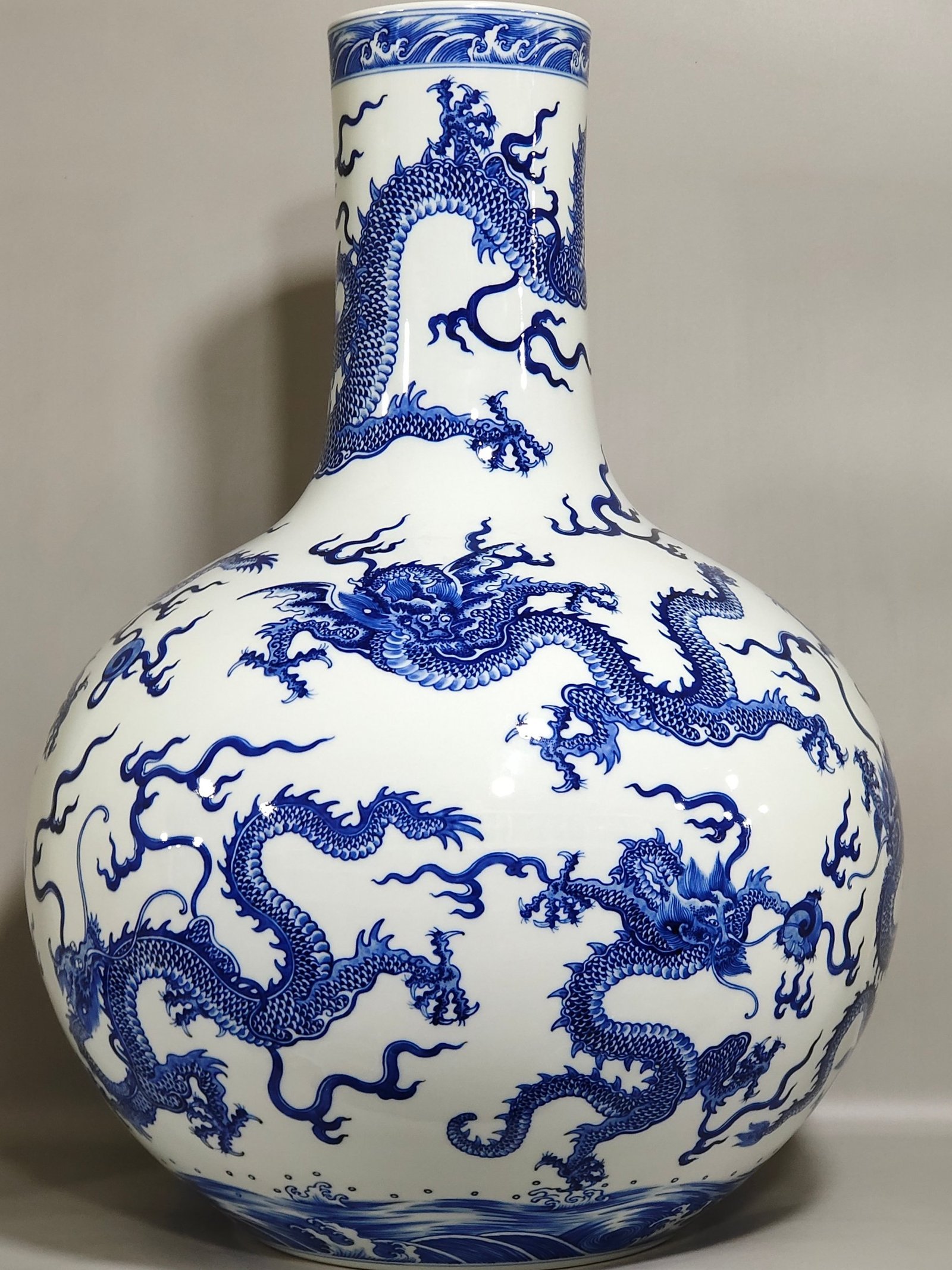 Qing Dynasty Yongzheng blue and white Kowloon Sea Map celestial vase