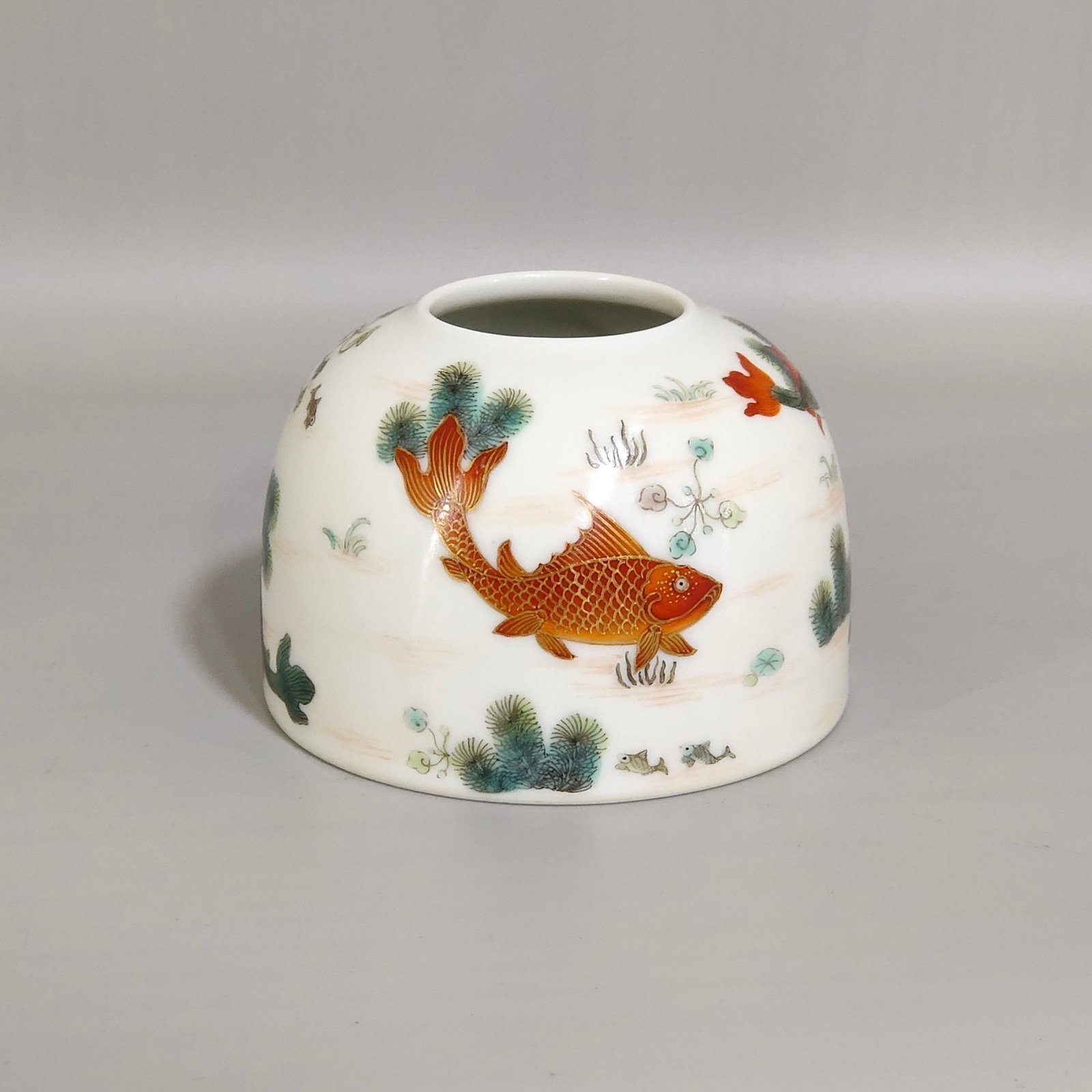 Qing Dynasty Yongzheng fish and algae pattern water bowl