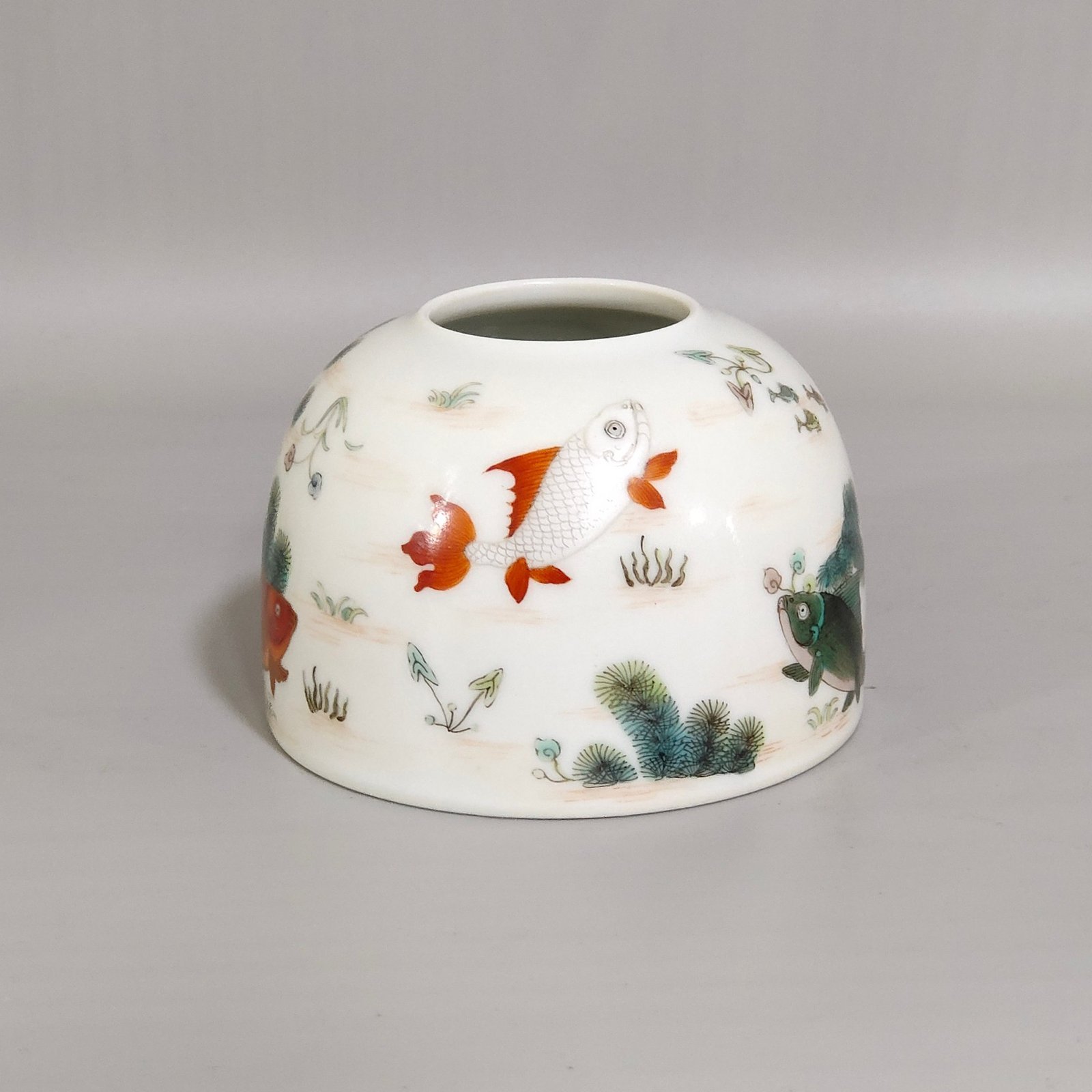 Qing Dynasty Yongzheng fish and algae pattern water bowl