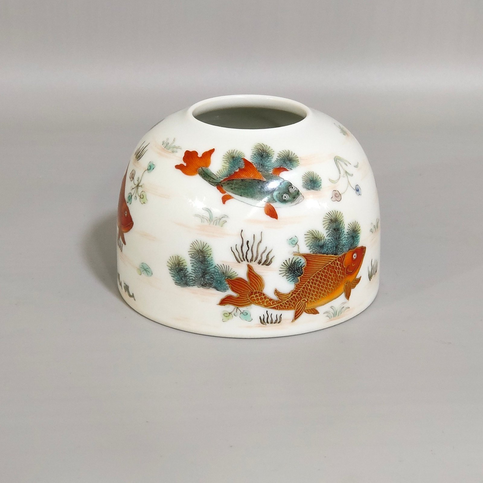 Qing Dynasty Yongzheng fish and algae pattern water bowl