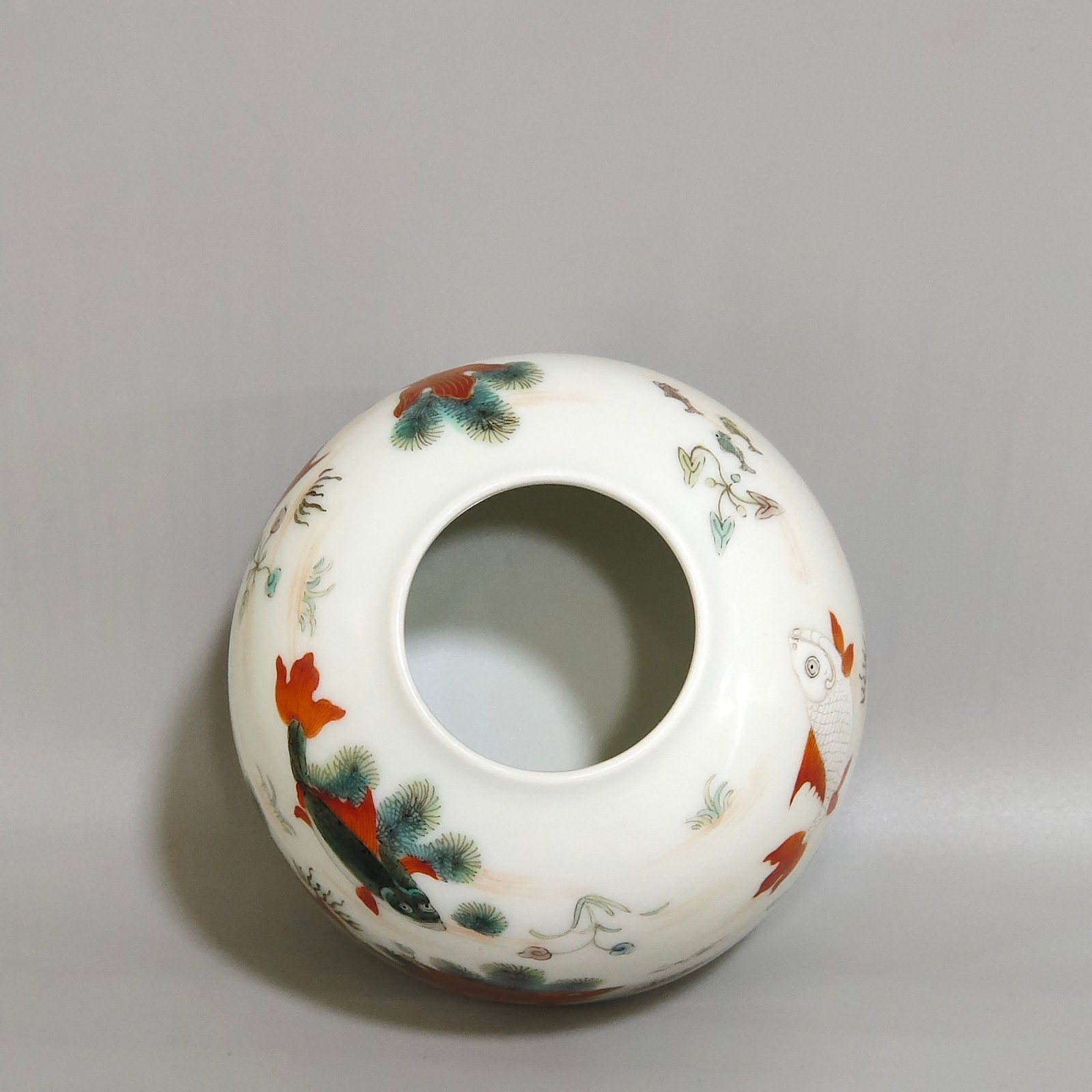 Qing Dynasty Yongzheng fish and algae pattern water bowl