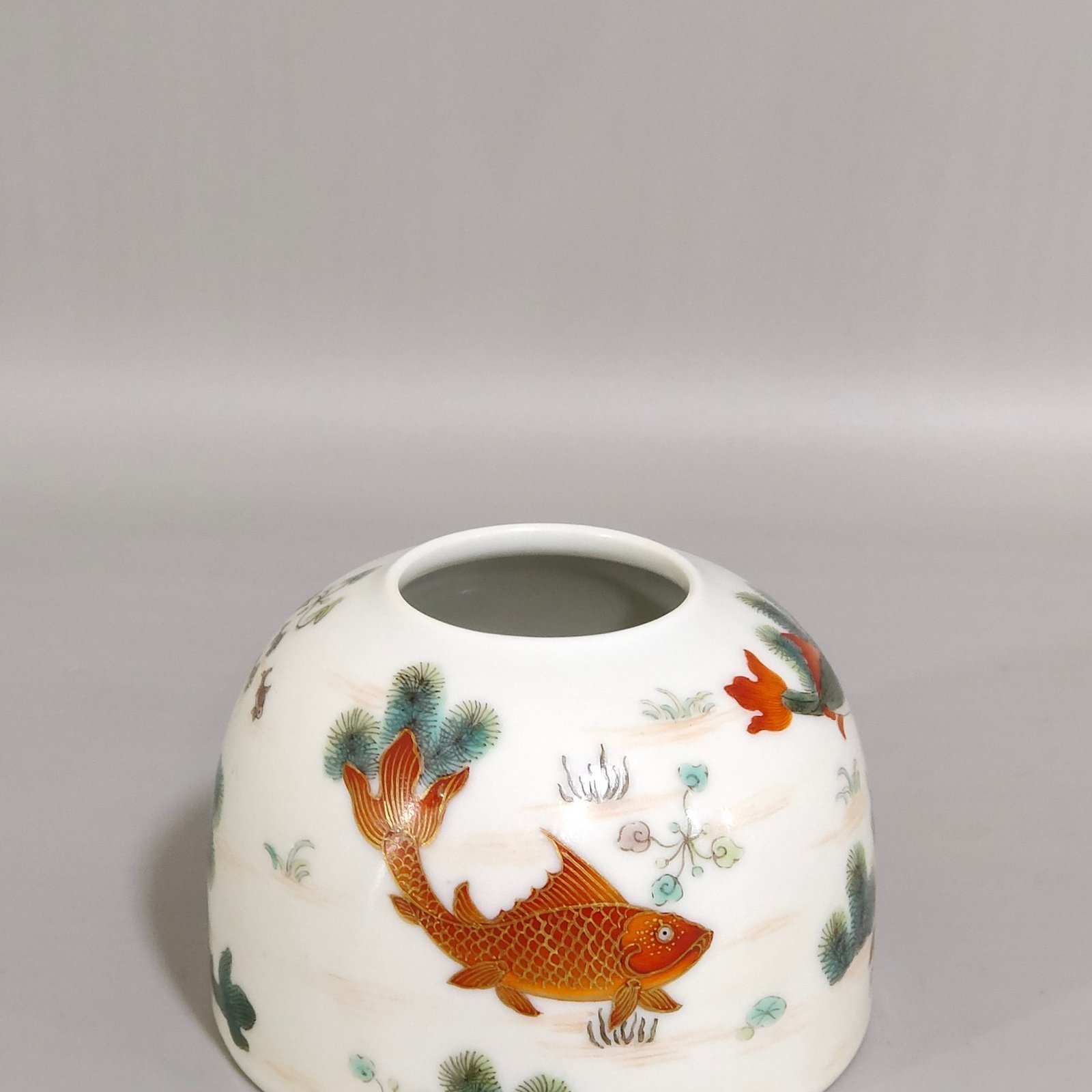 Qing Dynasty Yongzheng fish and algae pattern water bowl