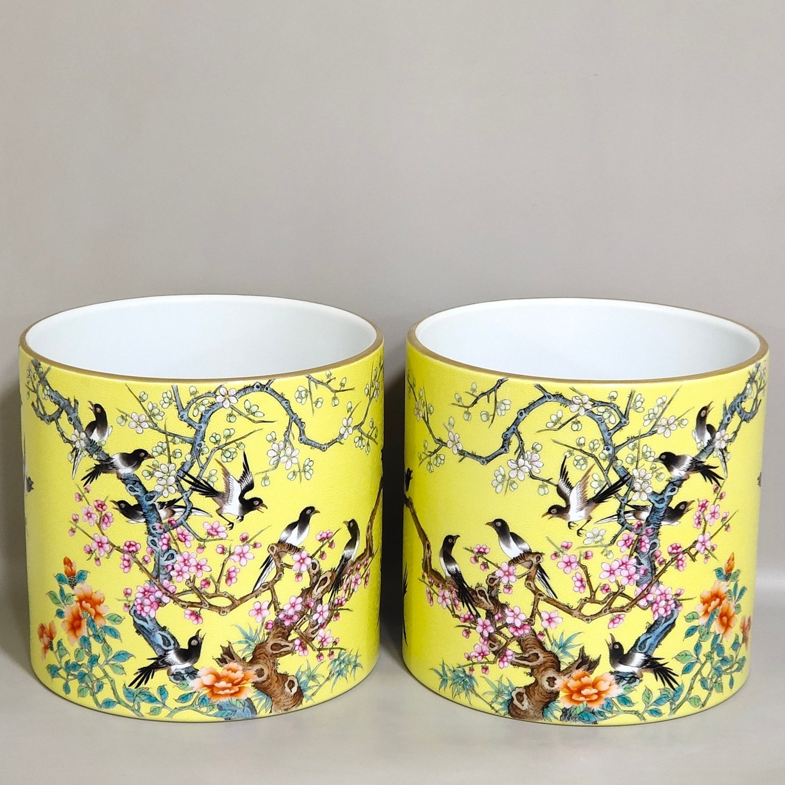 Qing Dynasty Yongzheng yellow-glazed flower-painted pen holder with poems inscribed on brows