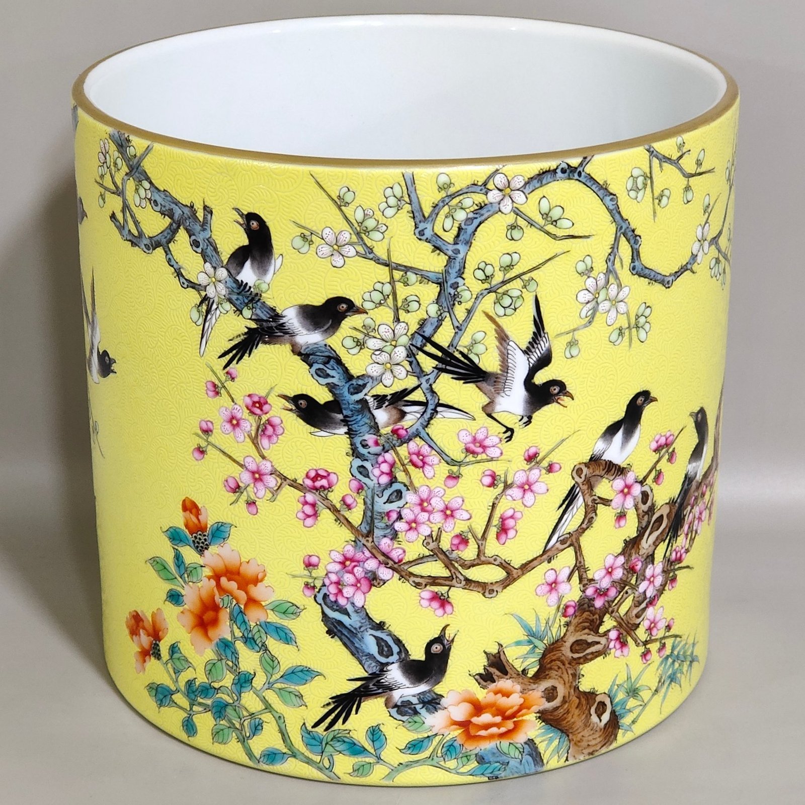 Qing Dynasty Yongzheng yellow-glazed flower-painted pen holder with poems inscribed on brows