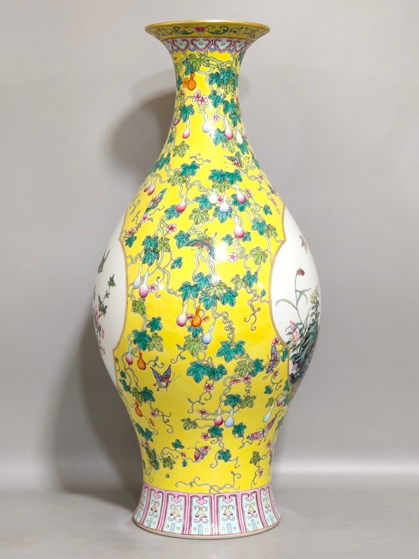 Qing Dynasty Yongzheng yellow-glazed olive vase with windows and flowers and birds all over the floor