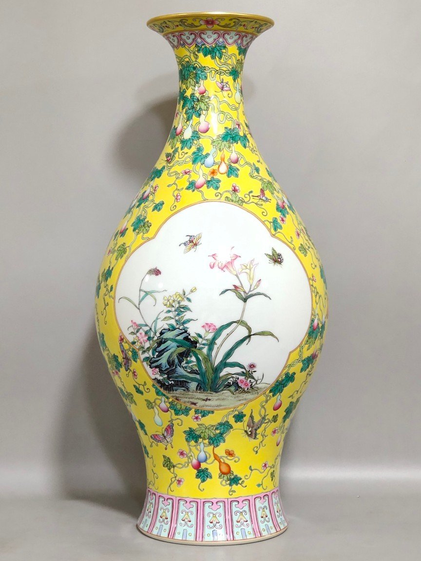 Qing Dynasty Yongzheng yellow-glazed olive vase with windows and flowers and birds all over the floor