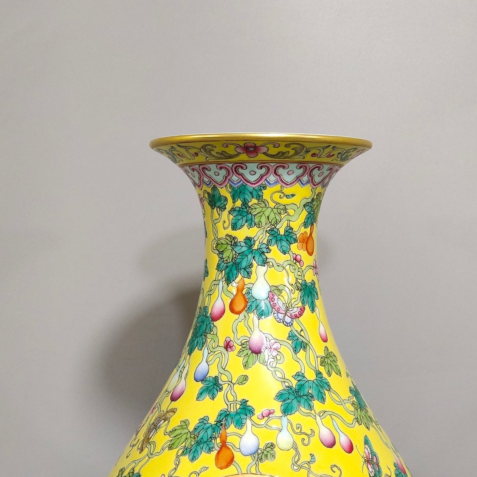 Qing Dynasty Yongzheng yellow-glazed olive vase with windows and flowers and birds all over the floor