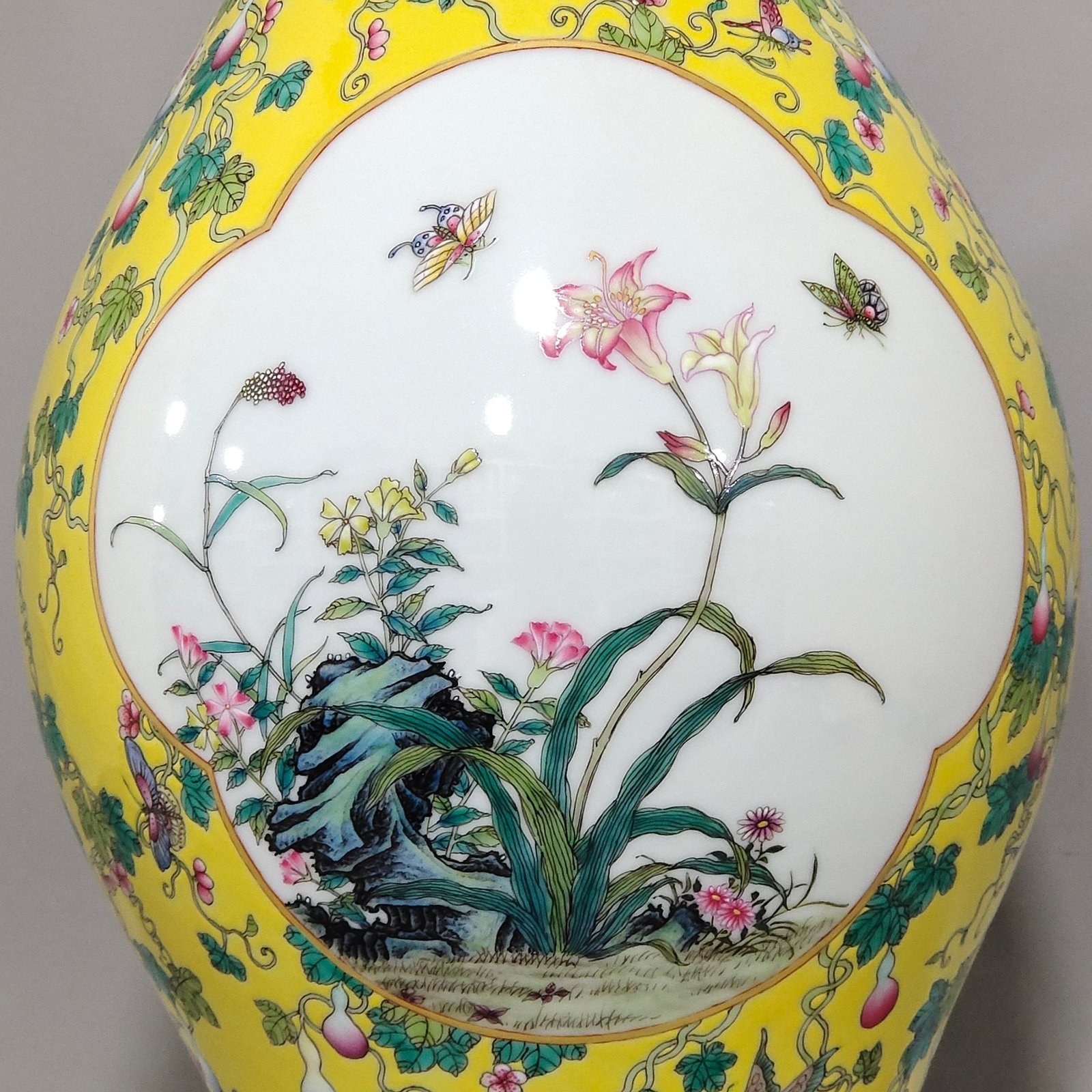 Qing Dynasty Yongzheng yellow-glazed olive vase with windows and flowers and birds all over the floor