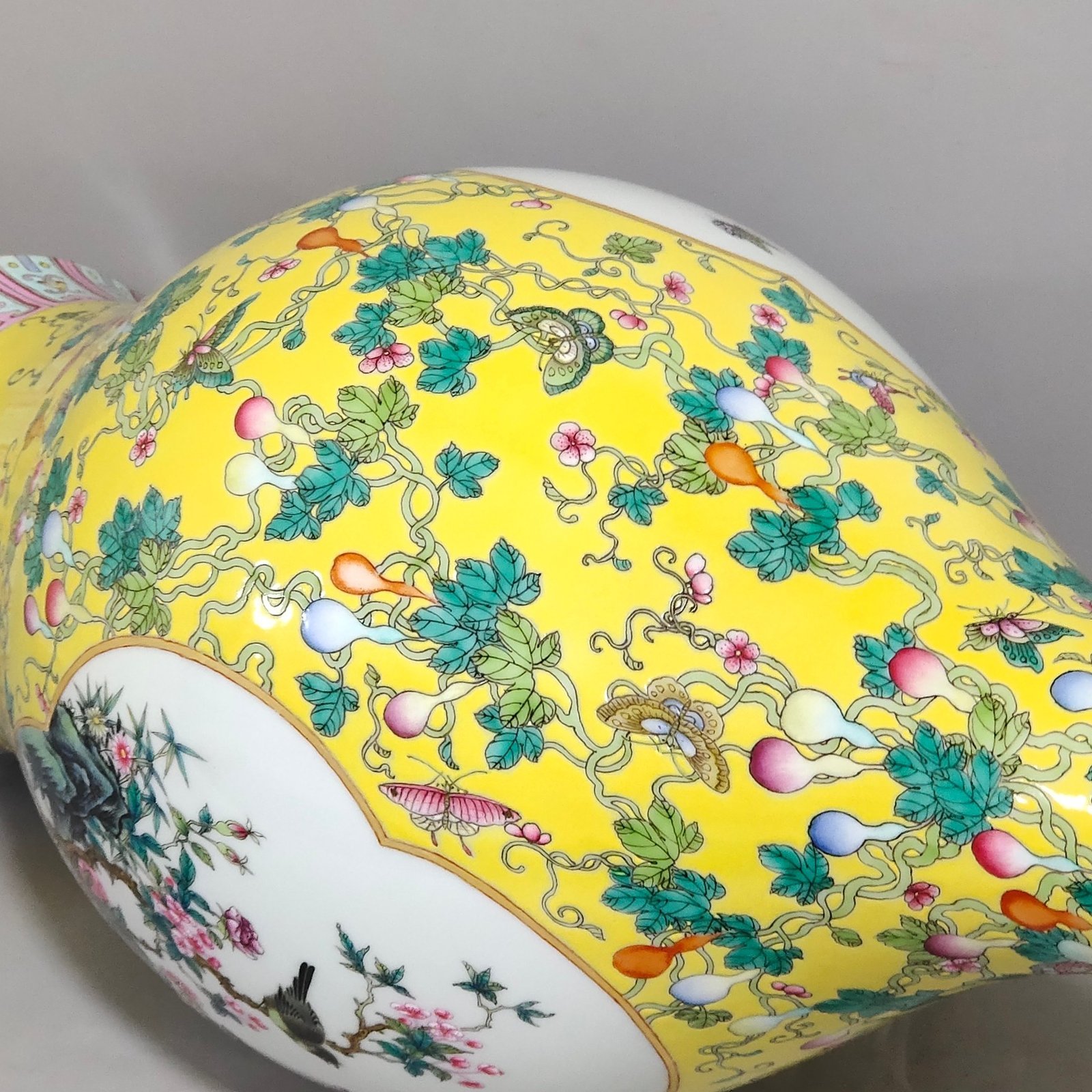 Qing Dynasty Yongzheng yellow-glazed olive vase with windows and flowers and birds all over the floor
