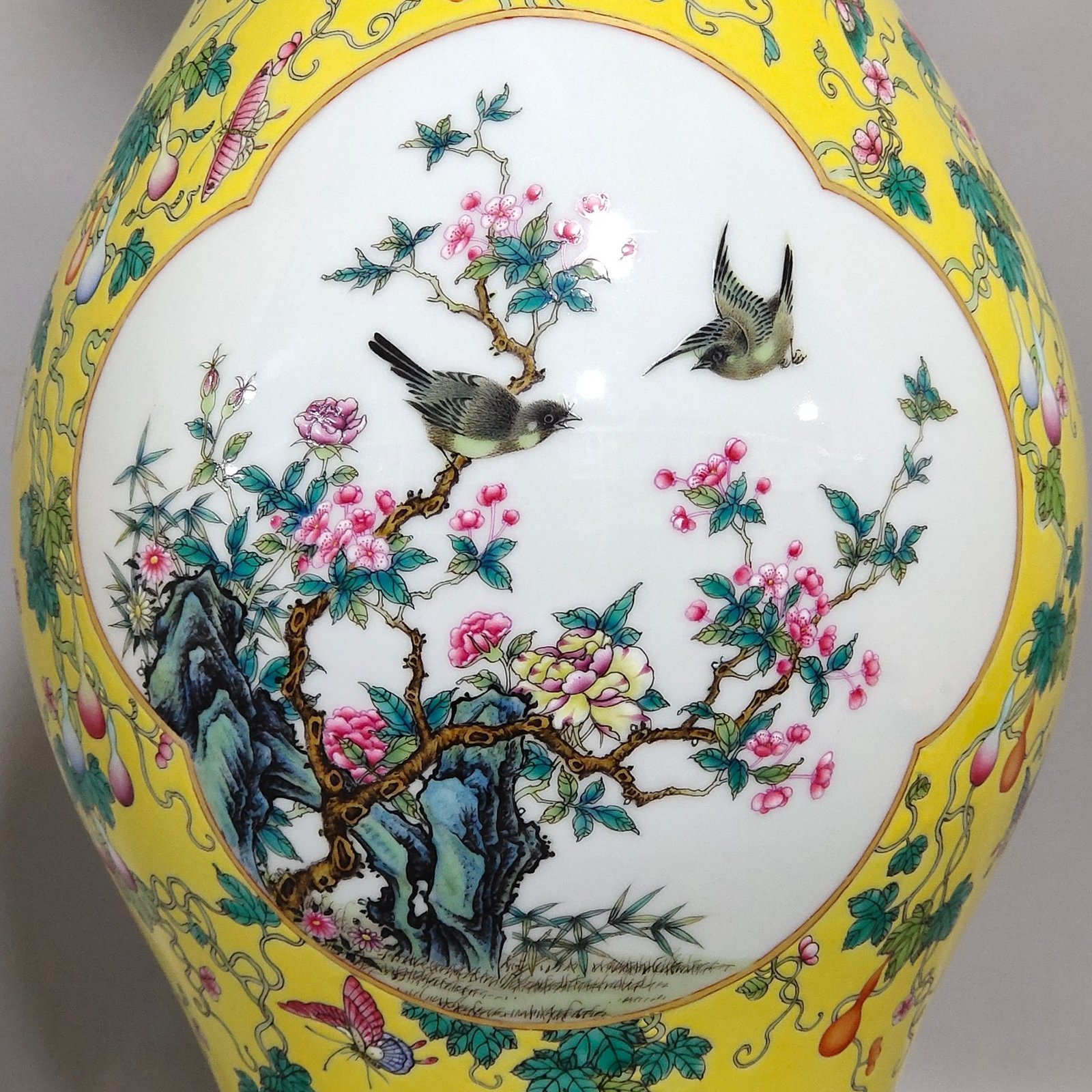 Qing Dynasty Yongzheng yellow-glazed olive vase with windows and flowers and birds all over the floor
