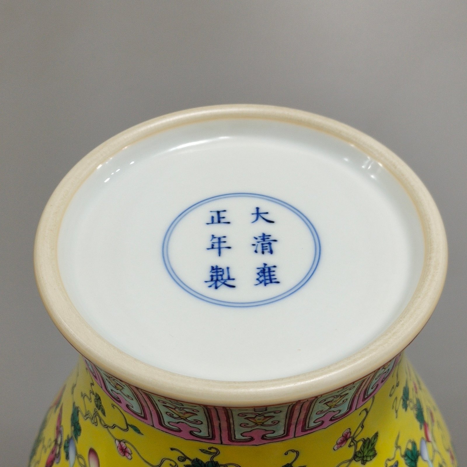 Qing Dynasty Yongzheng yellow-glazed olive vase with windows and flowers and birds all over the floor