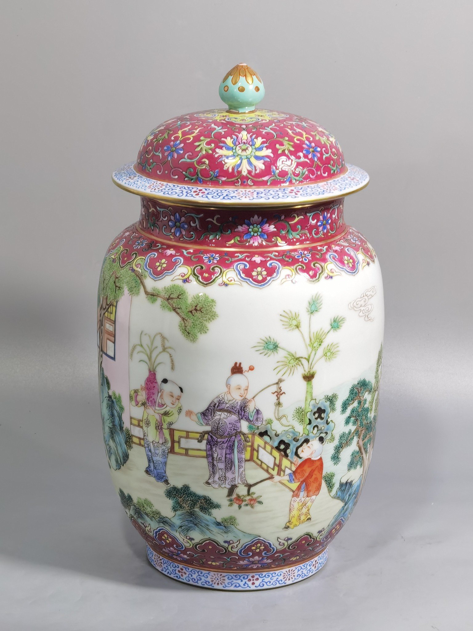Qing Dynasty Jiaqing rouge ground pastel baby playing picture lid jar
