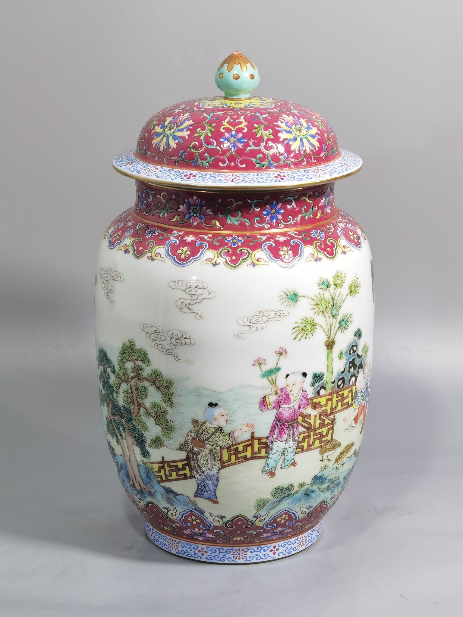 Qing Dynasty Jiaqing rouge ground pastel baby playing picture lid jar
