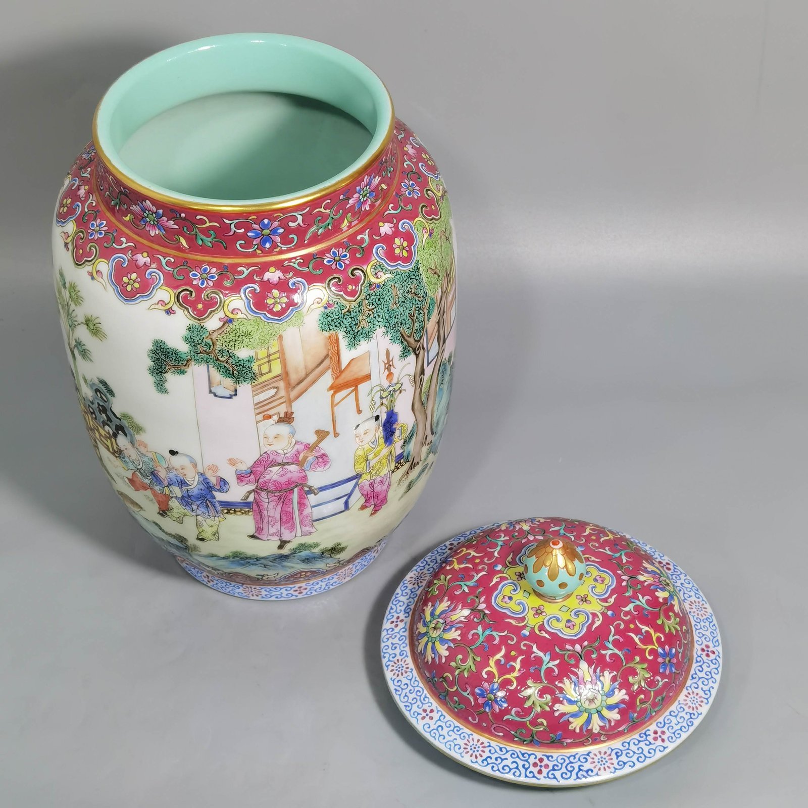 Qing Dynasty Jiaqing rouge ground pastel baby playing picture lid jar