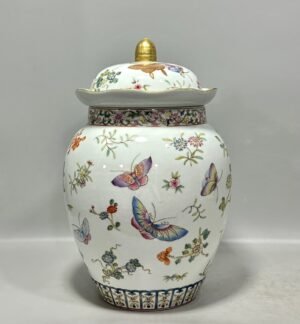 Qing Dynasty Jiaqing pastel flower and butterfly pattern general jar